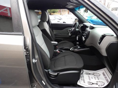 Used 2017 Kia Soul w/ Convenience Package image 6