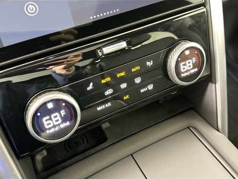 Certified 2025 Land Rover Discovery Dynamic SE image 18