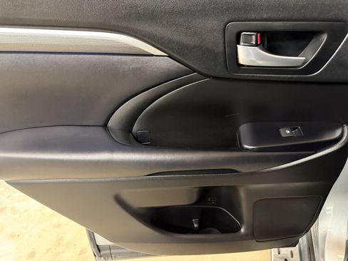 Used 2018 Toyota Highlander SE FWD image 21
