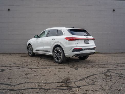 Certified 2025 Audi Q5 Premium w/ Convenience Package AWD/4WD image 3