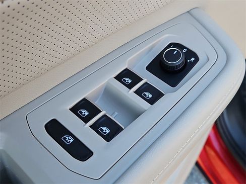 Certified 2025 Volkswagen Atlas SE image 28