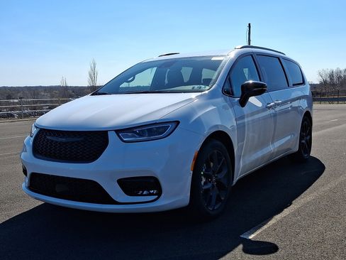 New 2026 Chrysler Pacifica Select image 3