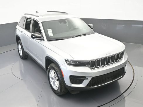 Used 2024 Jeep Grand Cherokee Laredo X image 55