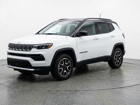 Used 2025 Jeep Compass Trailhawk image 3