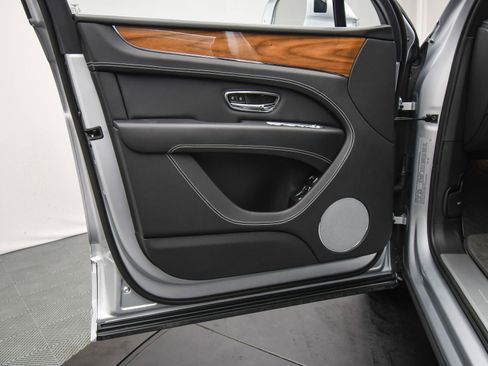 New 2025 Bentley Bentayga image 40