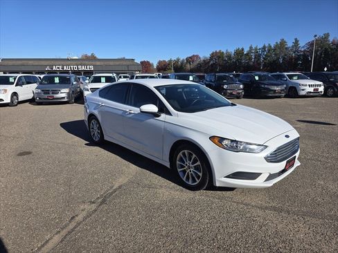Used 2017 Ford Fusion SE FWD image 2