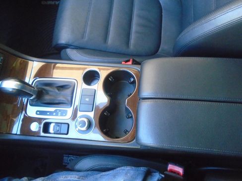 Used 2016 Volkswagen Touareg TDI image 48