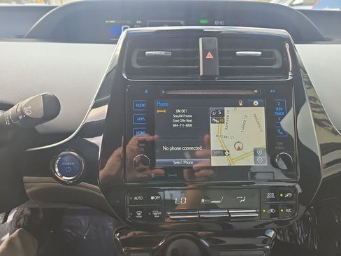 Used 2018 Toyota Prius Three image 18