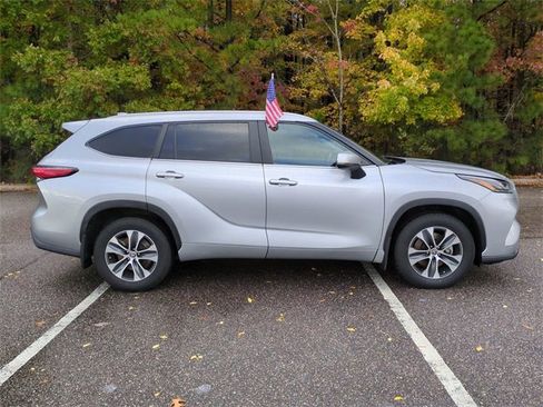 Certified 2023 Toyota Highlander XLE image 3