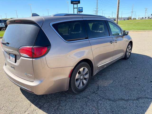 Used 2017 Chrysler Pacifica Platinum FWD image 3