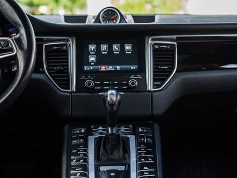 Used 2018 Porsche Macan image 73