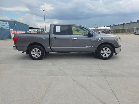 Used 2017 Nissan Titan SV RWD image 12