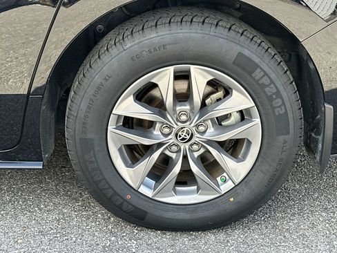 Used 2022 Toyota Sienna XLE FWD image 12