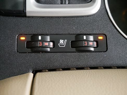 Used 2015 Toyota Highlander Limited image 31