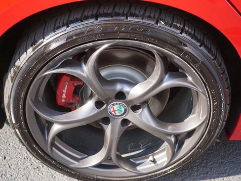 Used 2018 Alfa Romeo Giulia Ti Sport w/ Quick Order Package 22U Sport RWD image 13