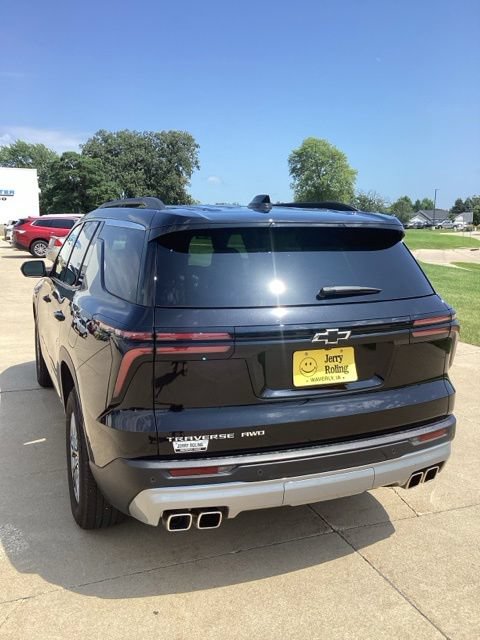 Used 2025 Chevrolet Traverse LT AWD/4WD image 3