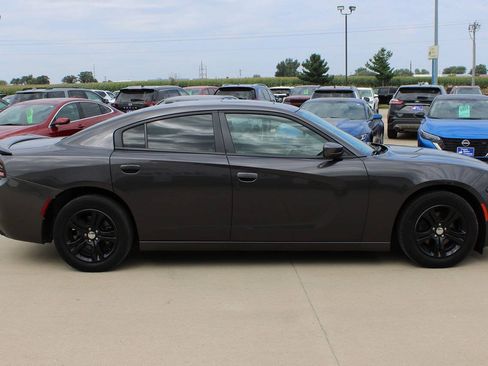 Used 2021 Dodge Charger SXT w/ Leather Interior Group RWD image 4