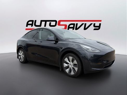 Used 2024 Tesla Model Y 2WD image 3