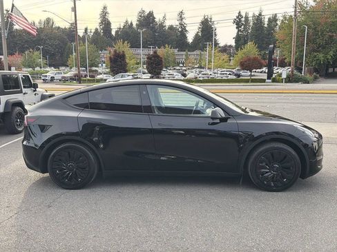 Used 2024 Tesla Model Y Long Range AWD/4WD image 8