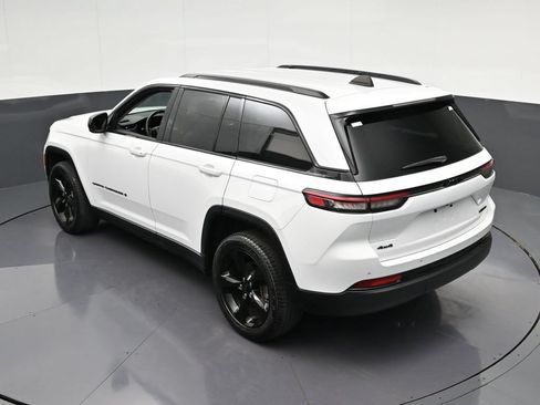 Used 2024 Jeep Grand Cherokee Limited w/ Black Appearance Package AWD/4WD image 17