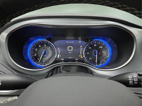 Used 2026 Chrysler Pacifica Limited FWD image 23