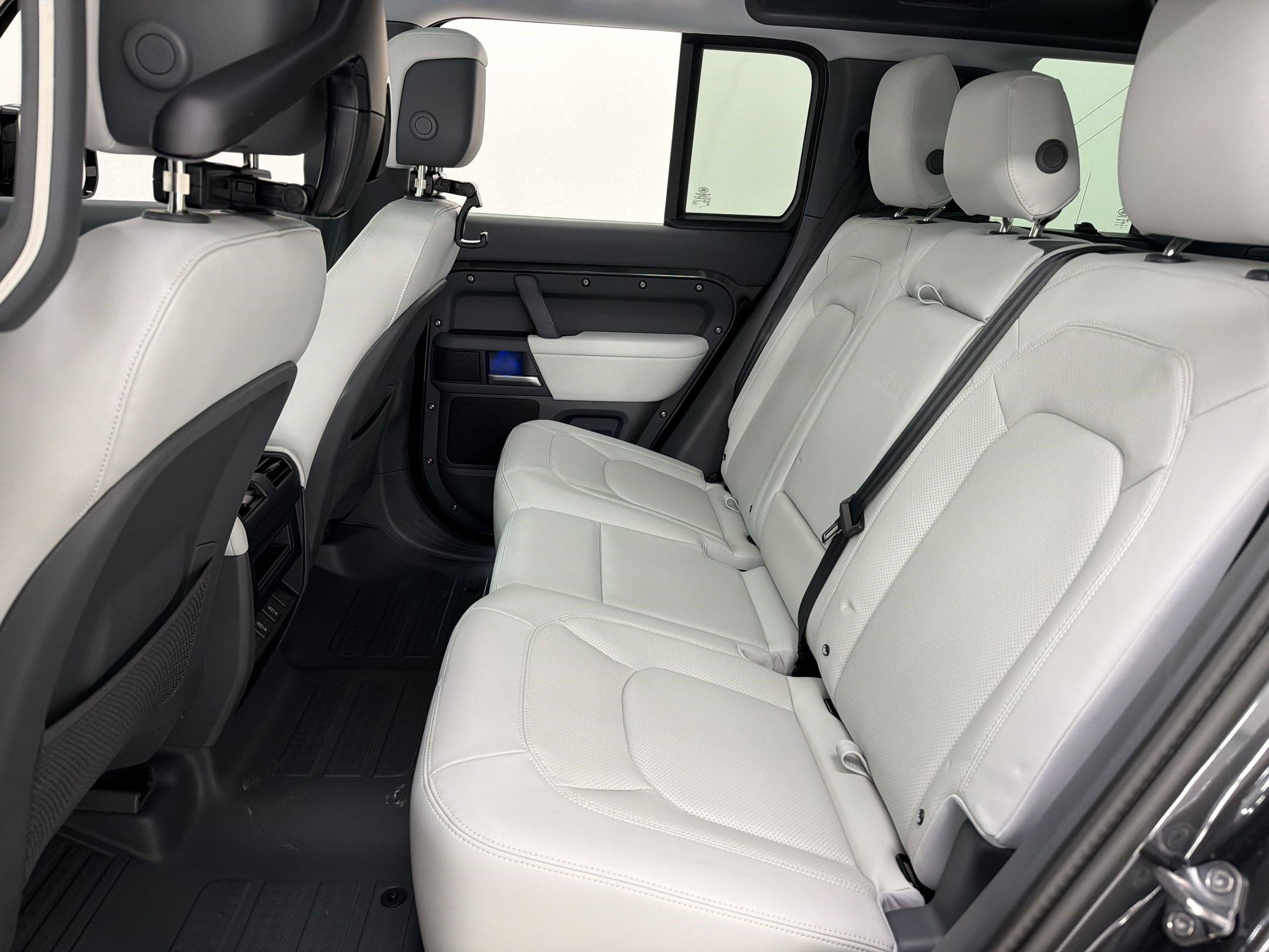 New 2026 Land Rover Defender 110 X-Dynamic SE AWD/4WD image 21