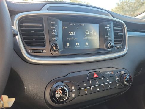 Used 2019 Kia Sorento LX image 21