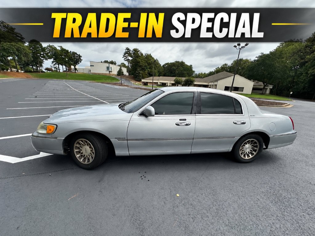 Used 2002 Lincoln Town Car Signature RWD image 1