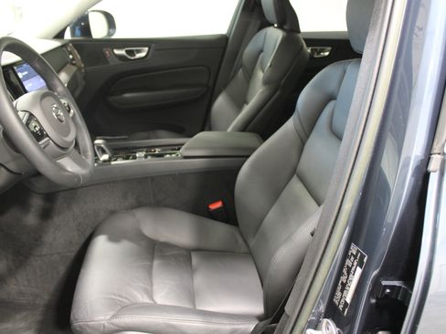 Used 2023 Volvo XC60 B5 Plus image 3