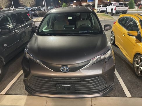 Used 2021 Toyota Sienna LE image 2