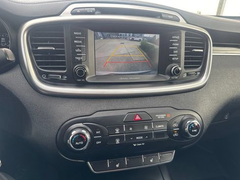 Used 2018 Kia Sorento FWD image 21