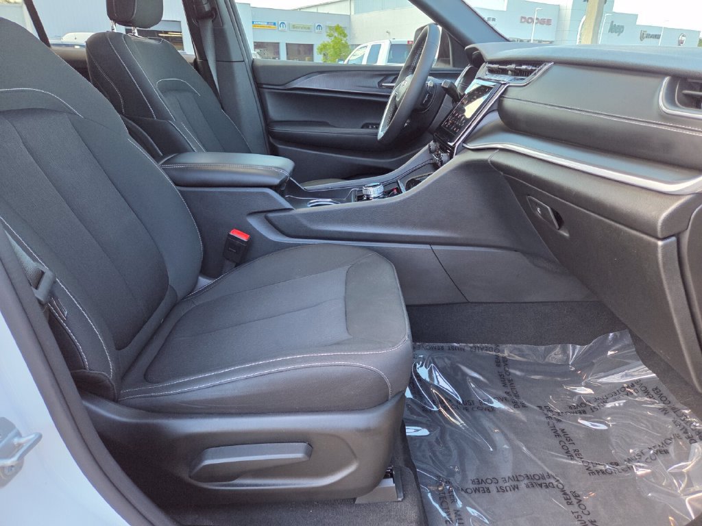 Used 2025 Jeep Grand Cherokee Laredo RWD image 15