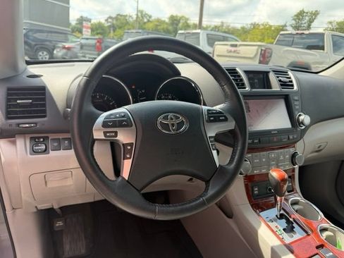 Used 2011 Toyota Highlander Limited w/ Tow Pkg AWD/4WD image 10