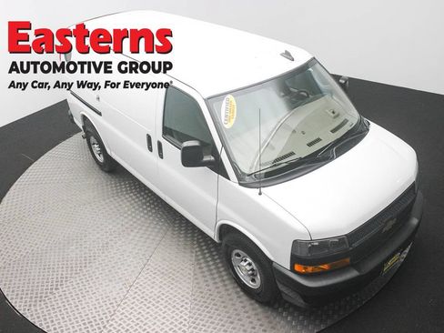 Used 2021 Chevrolet Express 3500 w/ Driver Convenience Package RWD image 3