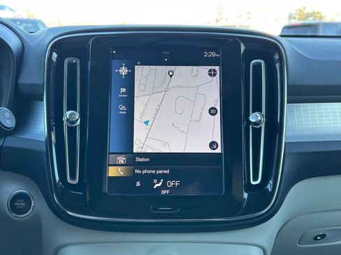 Used 2020 Volvo XC40 T4 Momentum w/ Premium Package image 29