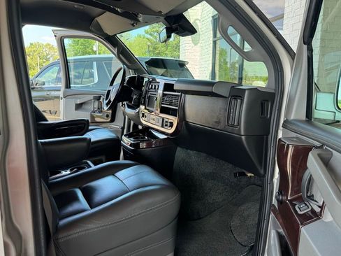 Used 2019 GMC Savana 2500 RWD image 45