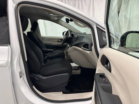 Used 2023 Chrysler Voyager LX image 60