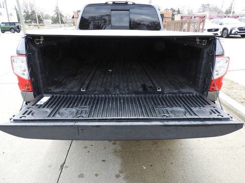 Used 2018 Nissan Titan SL w/ Chrome Package AWD/4WD image 9