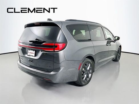 Used 2022 Chrysler Pacifica Limited w/ Uconnect Theater Family Group image 6