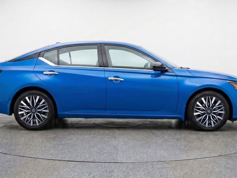 Used 2025 Nissan Altima 2.5 SV FWD image 11