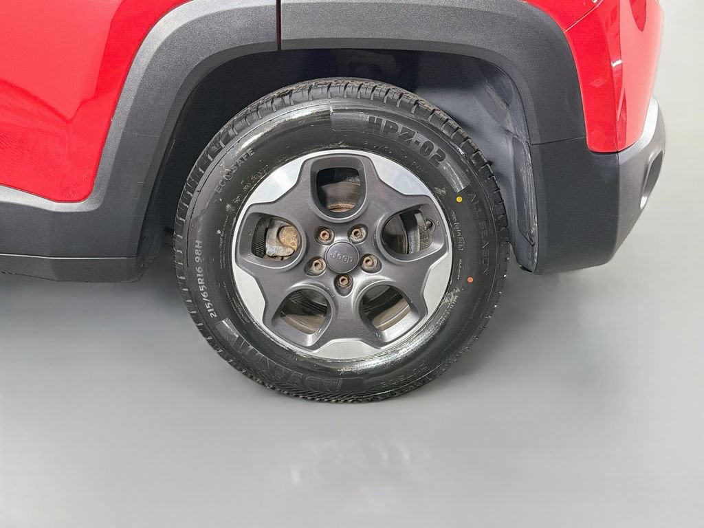 Used 2015 Jeep Renegade Latitude w/ Cold Weather Group II FWD image 28