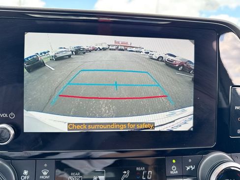 Used 2023 Toyota Highlander XLE AWD/4WD image 17