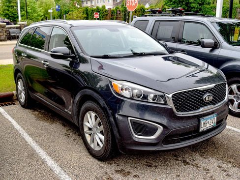 Used 2017 Kia Sorento AWD image 4