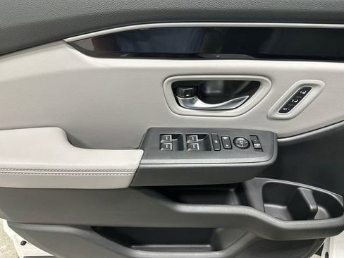 Used 2025 Honda Pilot Touring image 17