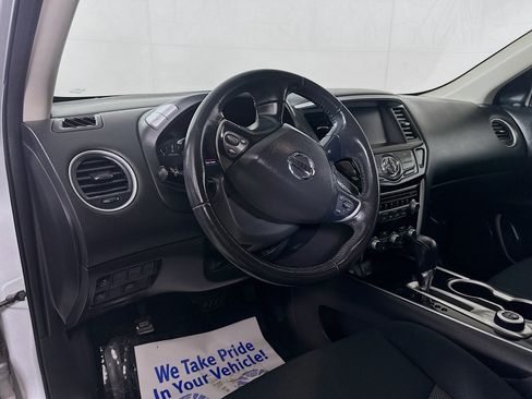 Used 2019 Nissan Pathfinder SV image 9