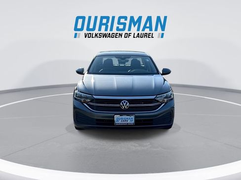 Used 2023 Volkswagen Jetta SE w/ Panoramic Sunroof Package FWD image 3