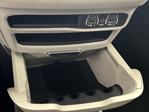 Used 2024 Chrysler Pacifica Select image 34