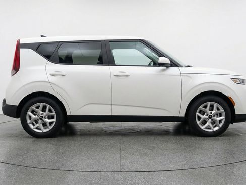 Used 2025 Kia Soul LX w/ LX Technology Package FWD image 11