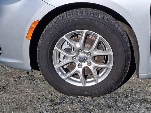 Used 2024 Chrysler Pacifica Touring-L FWD image 8