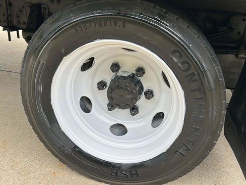 Used 2018 Isuzu NPR RWD image 15